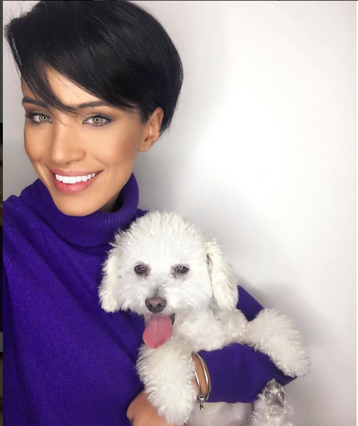 Adelina Pestriţu s-a refugiat în casă alături de patrupedul ei.