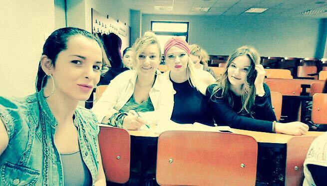 Oana Lis, selfie alături colegele sale, direct din sala de cursuri.