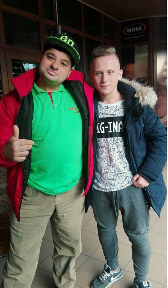 Omul-bormaşină învârte acum aluatul de pizza