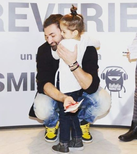 Smiley, emoţionat de îmbrăţişarea unui copil.