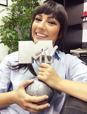 Andra mulţumeşte fanilor pe susţinere.