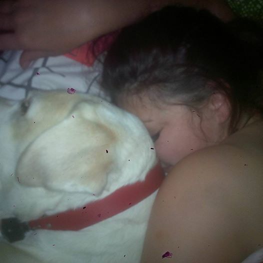 Rita Mureşan, goală cu căţelul în pat