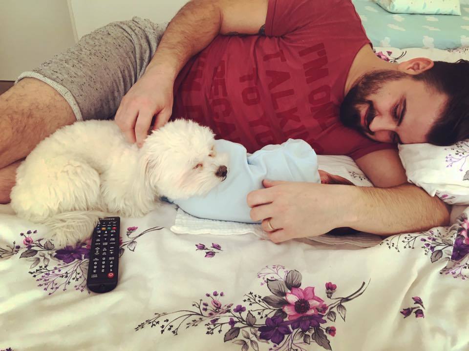 Soţul Addei, împreună cu copilul şi băieţelul lor