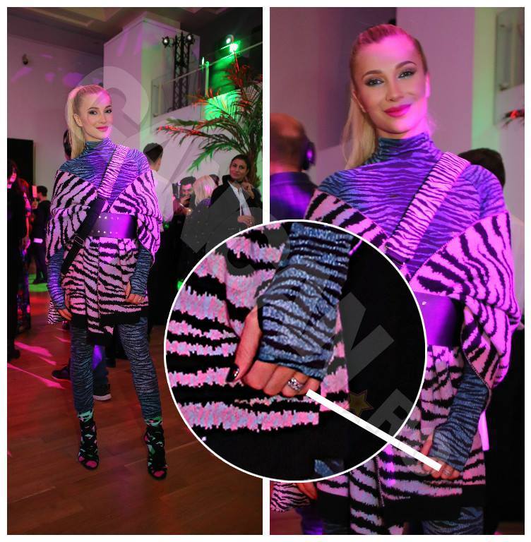 Lora poartă inelul de logodnă pe care i l-a dăruit iubitul ei.