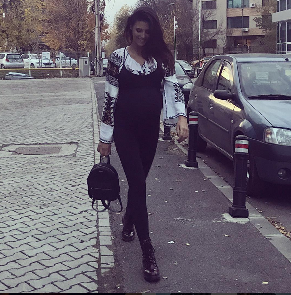 Antonia mai are foarte puţin timo până va aduce pe lume cel de-al treilea copil.