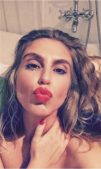 Corina Bud, goală în baie