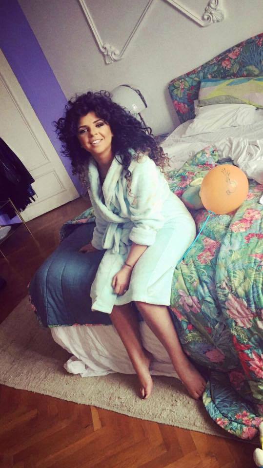 Laura Vass, fotografiată în dormitor