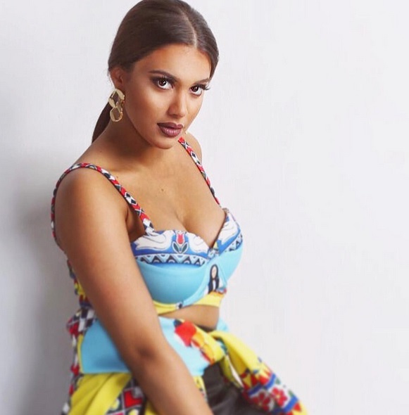 Betty Salam, ţinută cu