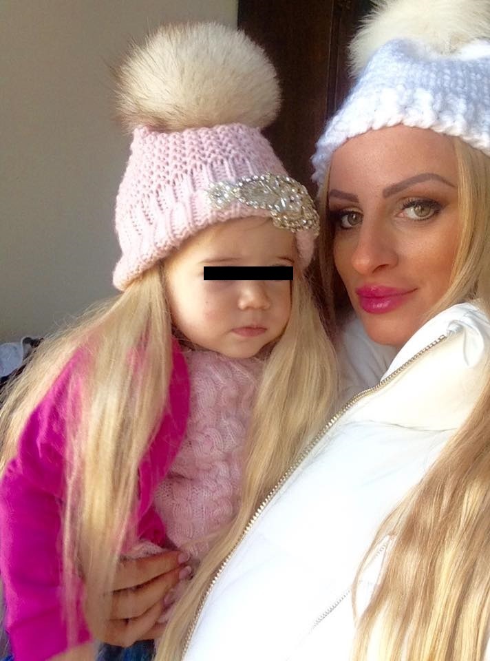 Sanziana Buruiană i-a pus perucă fiicei ei, Izabela