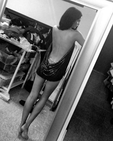 Daniela Crudu, îmbrăcată într-o rochiţă cu vedere la posterior