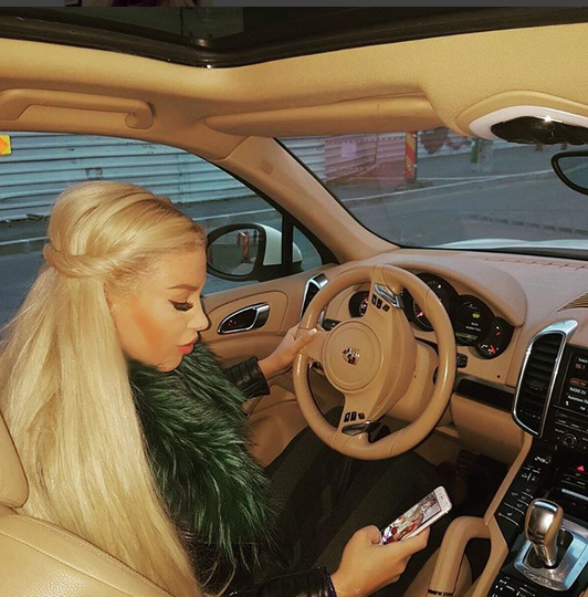 Loredana Chivu, atenţionată de fani să fie atentă la drum.