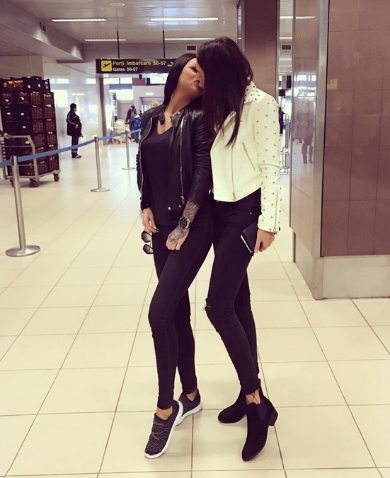 Roxana Vancea şi iubita, sărut pasional în aeroport