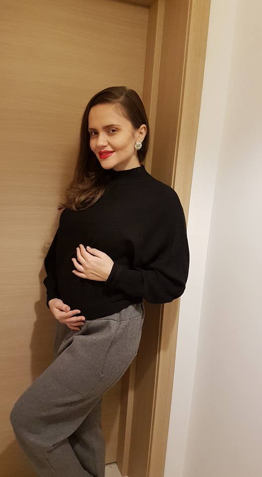 Cristina Şişcanu, soţia lui Mădălin Ionescu, îşi etalează cu mândrie burta de gravidă