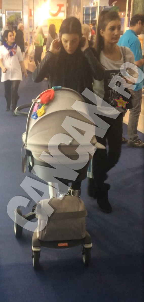 Andreea Tonciu, împreună cu sora ei mai mică, Lorena