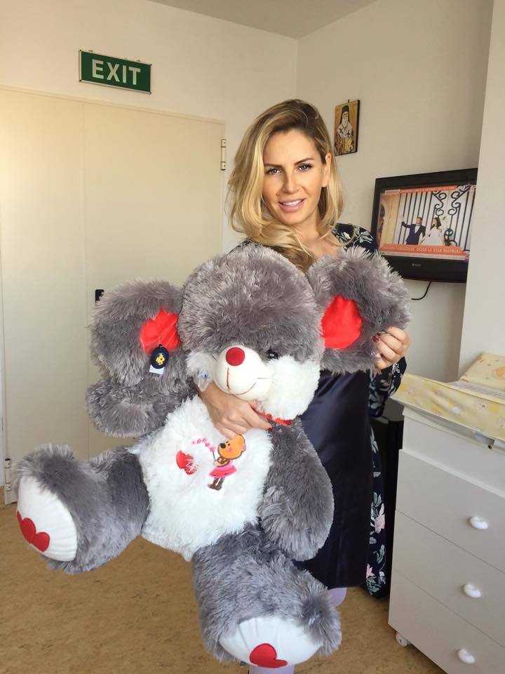 Andreea Bănică a devenit mămica unui băeieţel perfect sănătos.