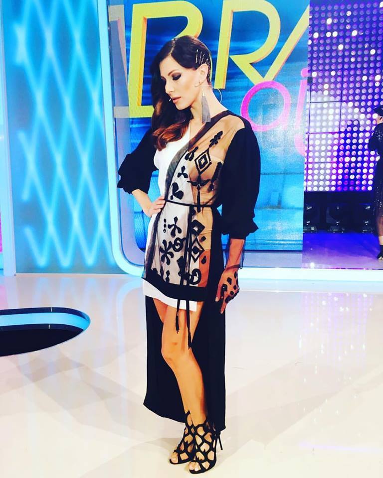 Ilinca Vandici s-a pozat într-o ţinută sexy, dar vânătaia de pe picior a atras atenţia fanilor.