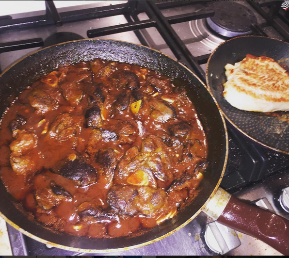 Tavi Clonda se laudă pe reţelele de socializare cu abilităţile de bucătar.