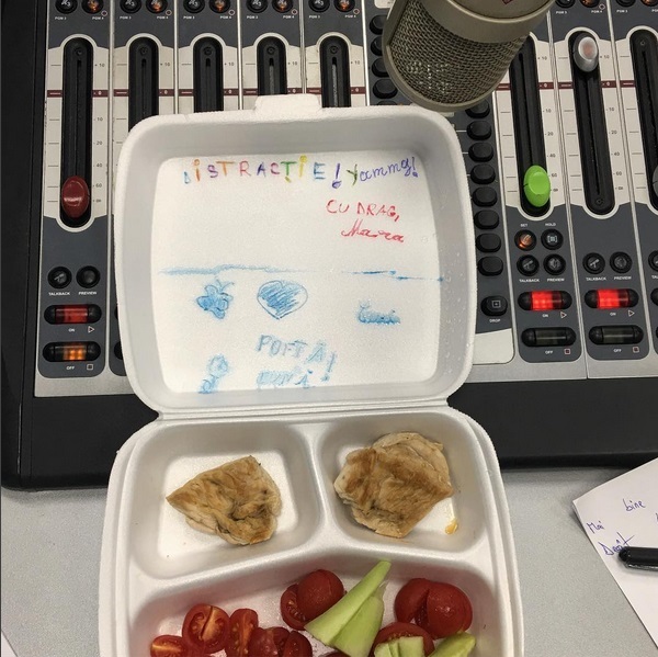 Caserola cu mâncare desenată de fiicele lui Mihai Morar pentru el