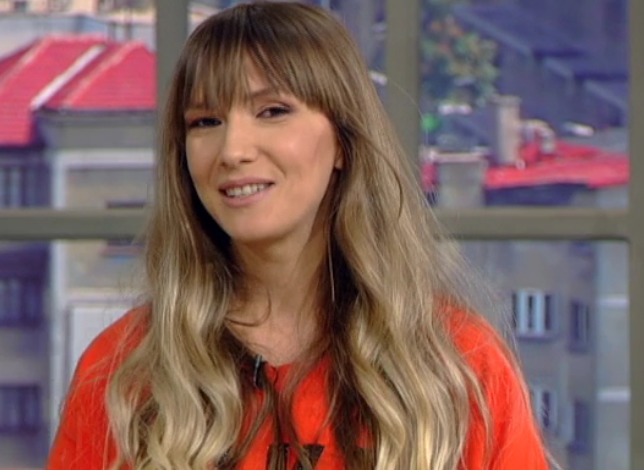 Adela Popescu a revenit pe sticlă după ce a fost operată de peritonită