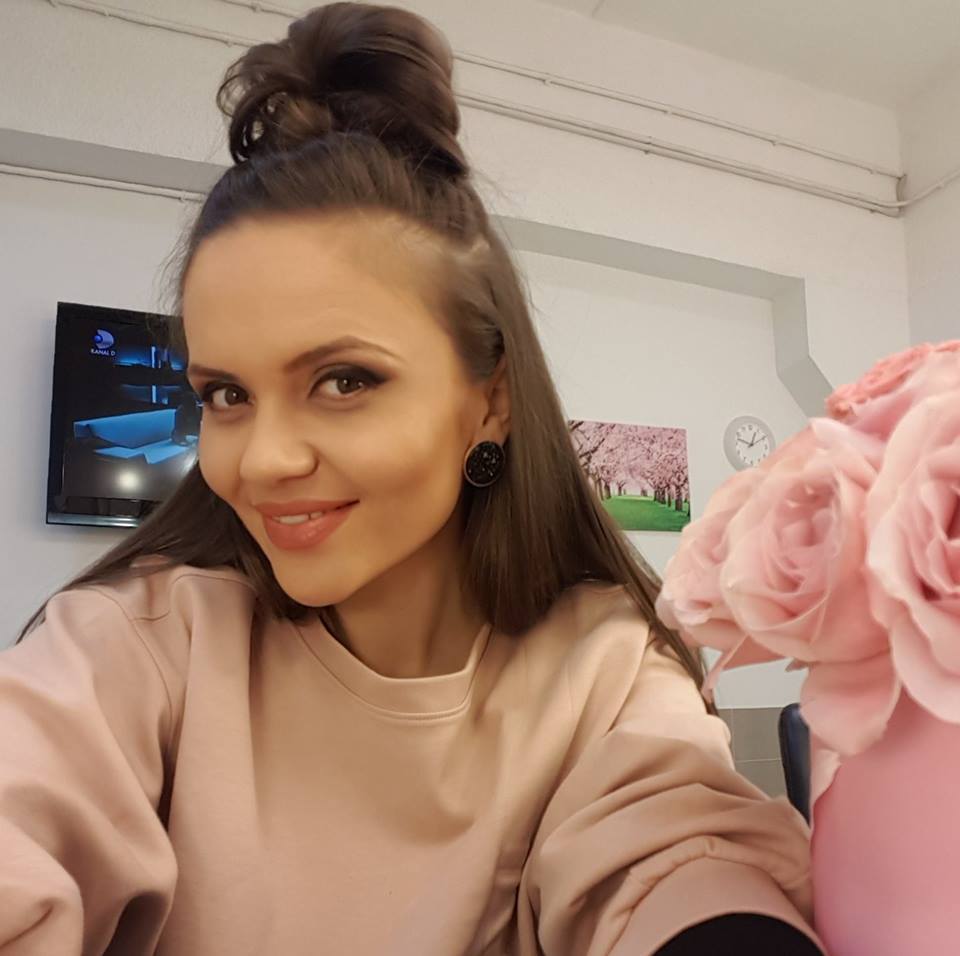 Cristina Şişcanu, selfie cu un buchet de trandafiri roz alături