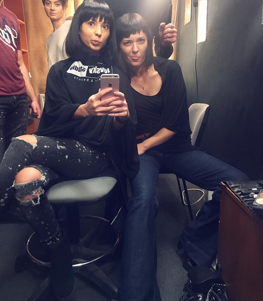 Ami şi-a schimbat look-ul, purtând o perucă.