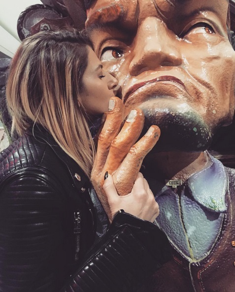 Lidia Buble sărută un alt bărbat
