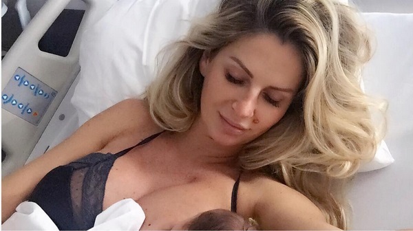 Andreea Bănică, surprinsă în timp ce-şi alăpta băieţelul