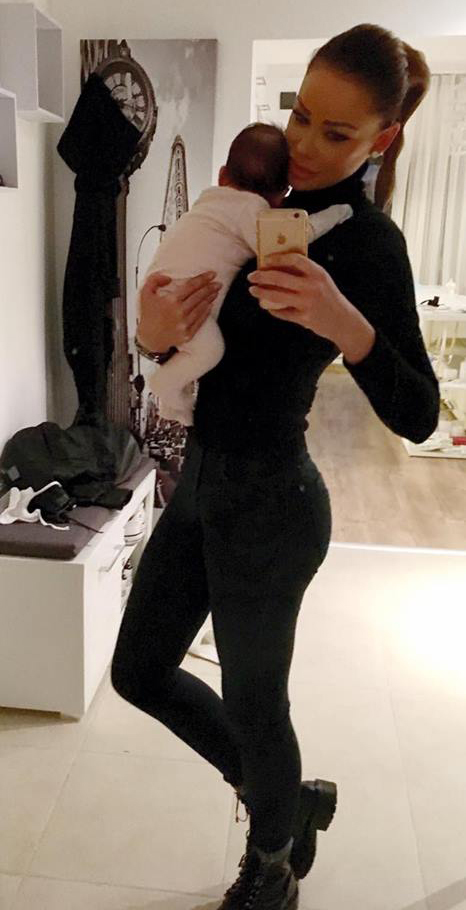 Bianca Drăguşanu se pregăteşte să meargă la plimbare cu micuţa ei.