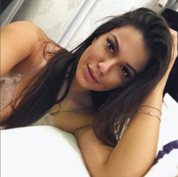 Betty Salam s-a fotografiat în sutien şi a urcat imaginea pe internet