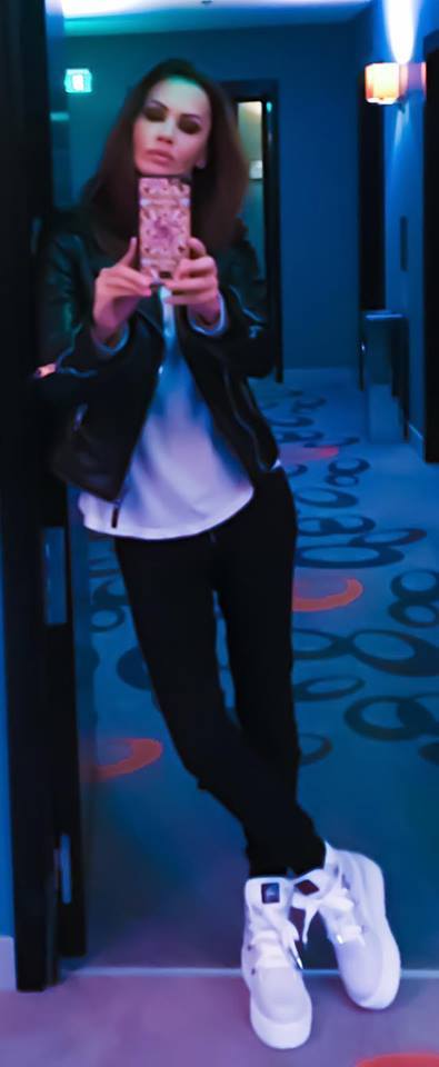 Oana Zăvoranu a renunţat la ţinutele sumare