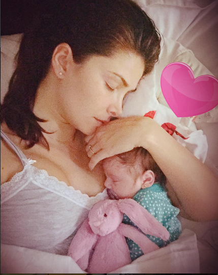 Alina Puşcaş, noapte grea alături de fetiţa ei.