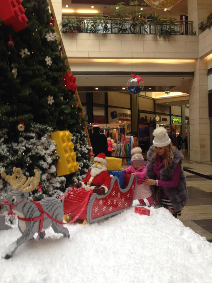 Sânziana Buruiană şi-a dus fetiţa la târgul de Crăciun.