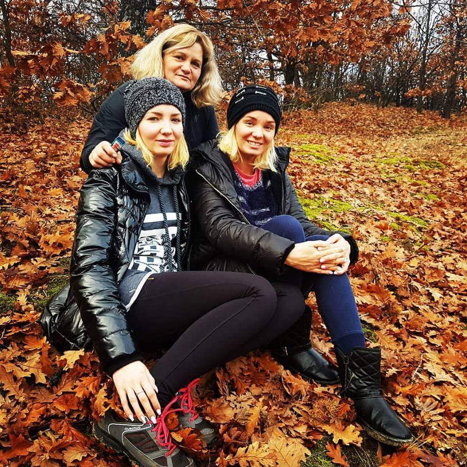 Maria Constantin, împreună cu mama şi sora ei