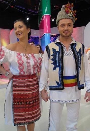 Gabriela Cristea şi Tavi Clonda, în port tradiţional