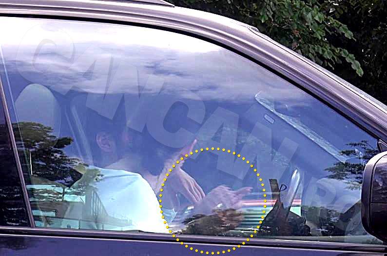 Andreea îl bruschează pe Tuncay în momentul în care acesta încearcă să dea muzica mai tare