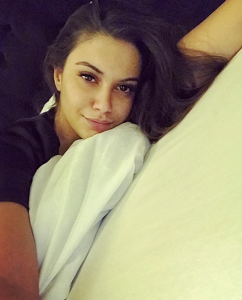 Betty Salam, selfie în pat dimineaţa