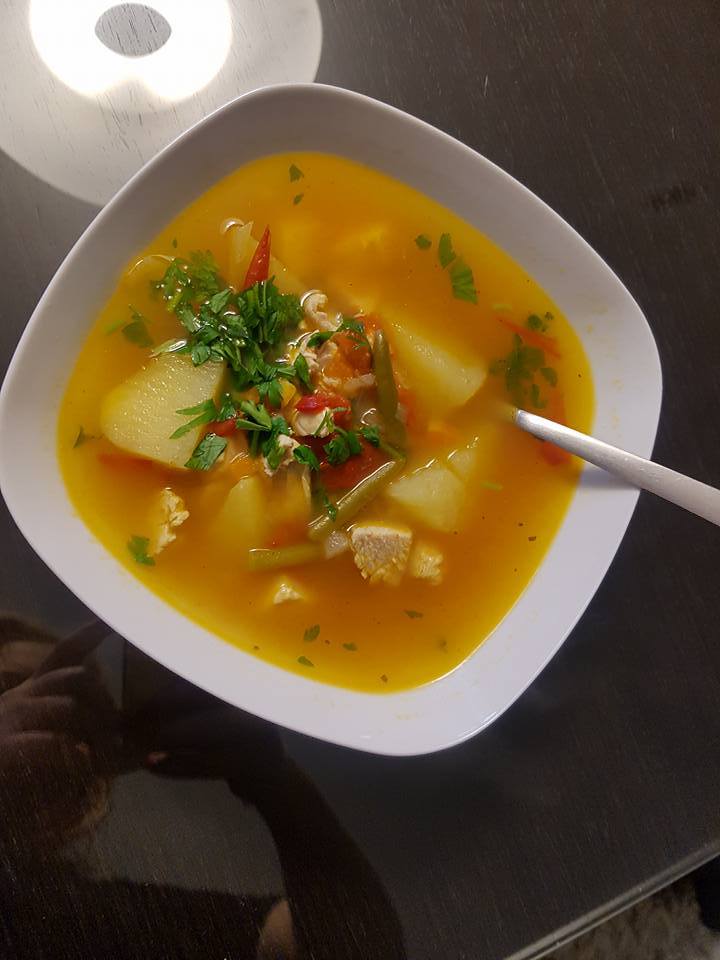 Ciorba de pui cu borş şi legume cu care Viorica de la Clejani se ”laudă” pe Facebook