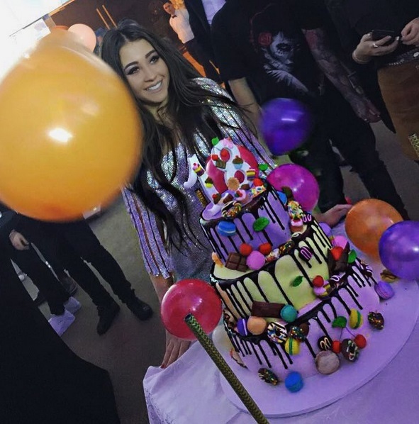 Nicole Cherry şi tortul impresionant cu care şi-a surprins invitaţii la majorat