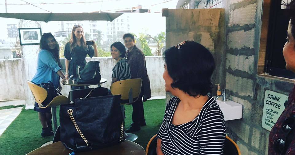 Iulia Vântur, la o ”bârfă” cu noile ei prietene din India