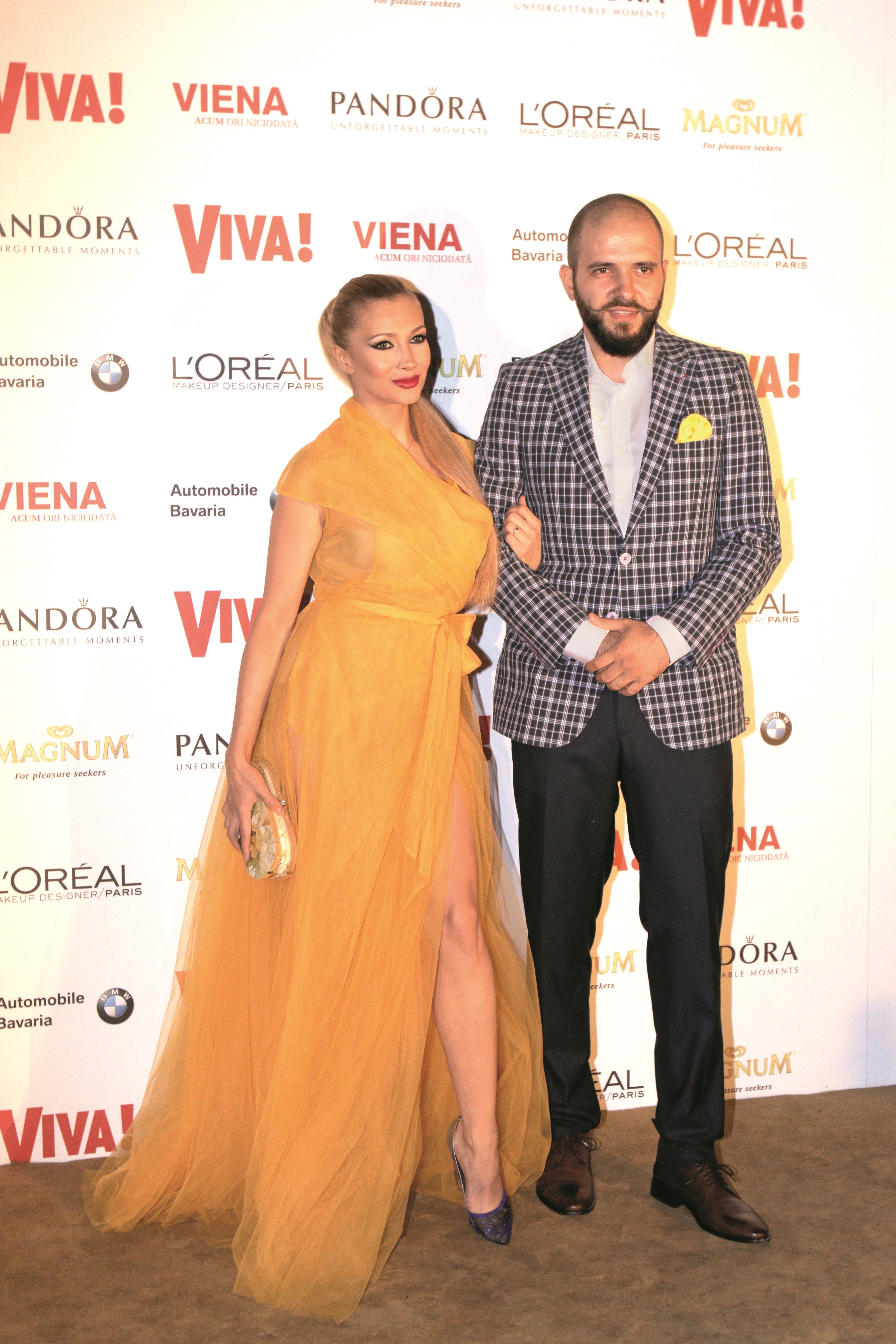 Lora şi Ionuţ Ghenu sunt împreună de un an. Anul acesta Ionuţ a cerut-o în căsătorie pe Lora