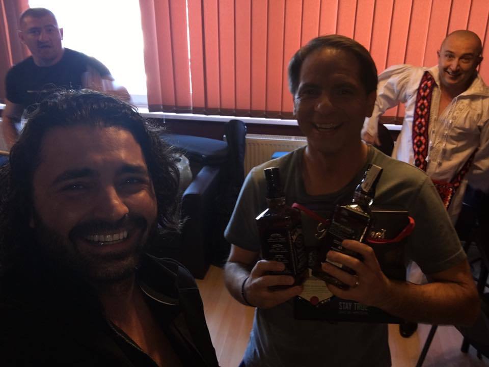 Dan Negru a făcut cinste, motiv de glume pentru Pepe şi pentru fanii cântăreţului de pe Facebook