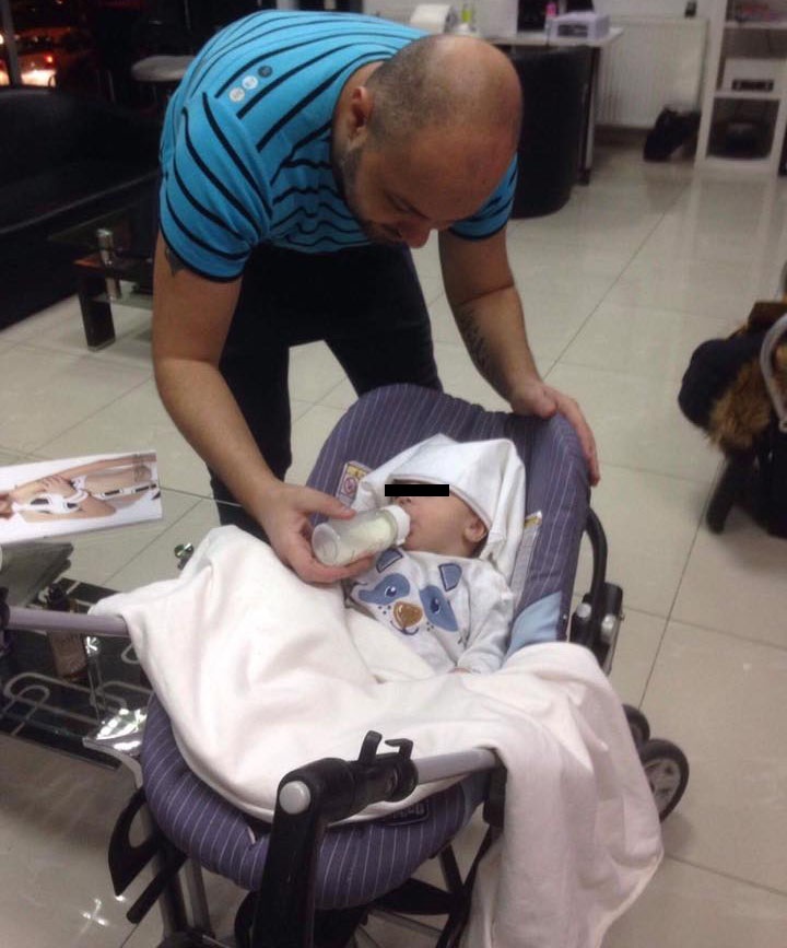 Mihai Mitoşeru îşi hrăneşte finuţul lăsat în grija lui