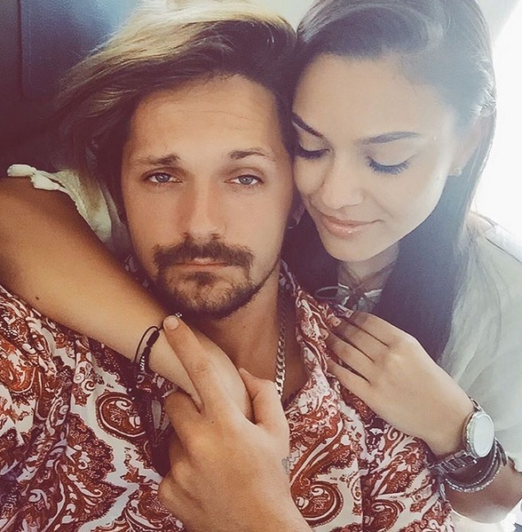 Carmen Minune şi regizorul Bogdan Daragiu, în ipostază tandră