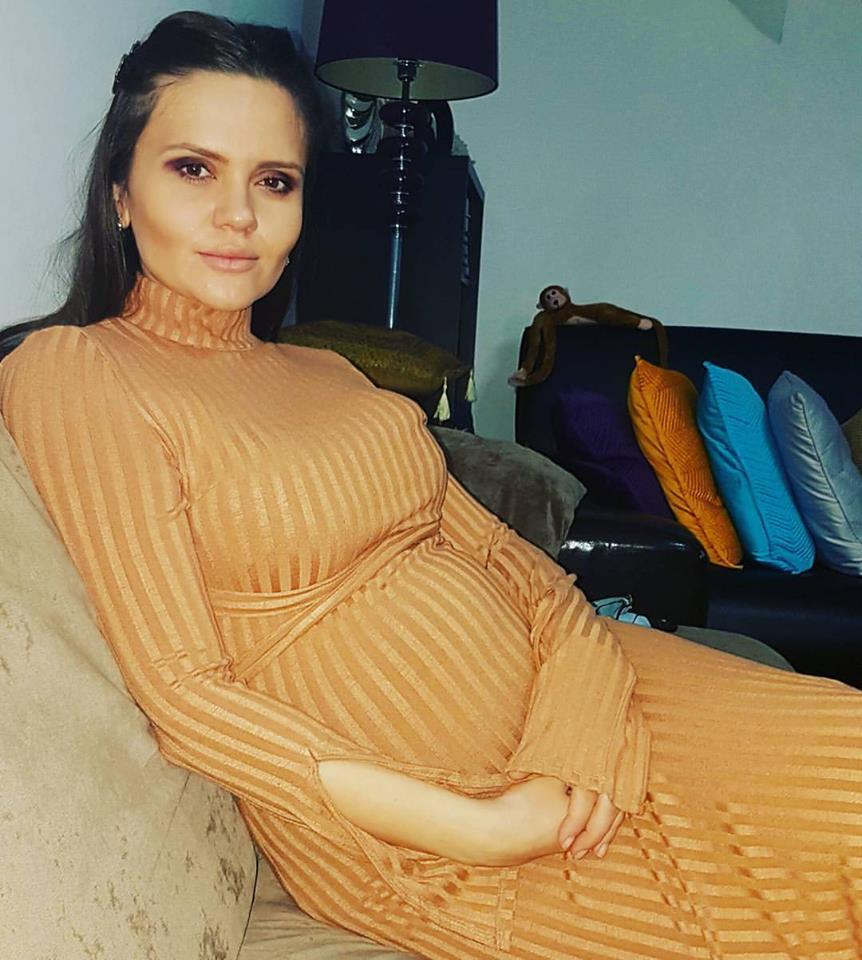 Cristina Şişcanu s-a fotografiat într-o ipostază în care burtica ei se vede în toată splendoarea.