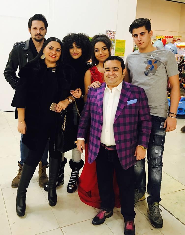 Adrian Minune, alături de soţia, fiicele lui şi iubiţii acestora