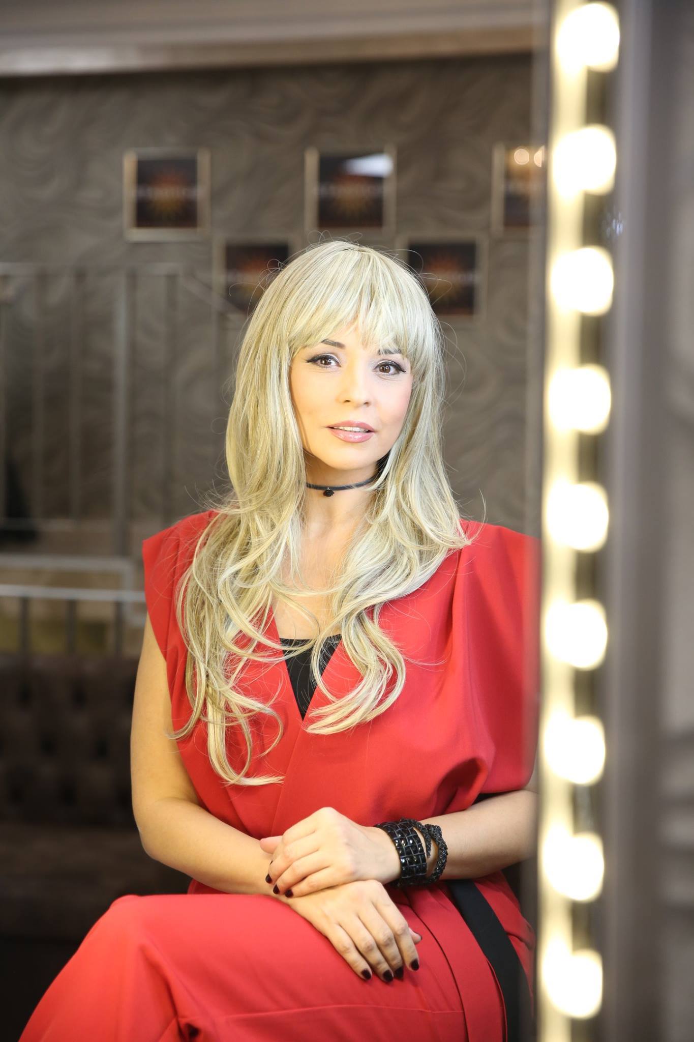 Andreea Marin şi-a pus perucă blondă