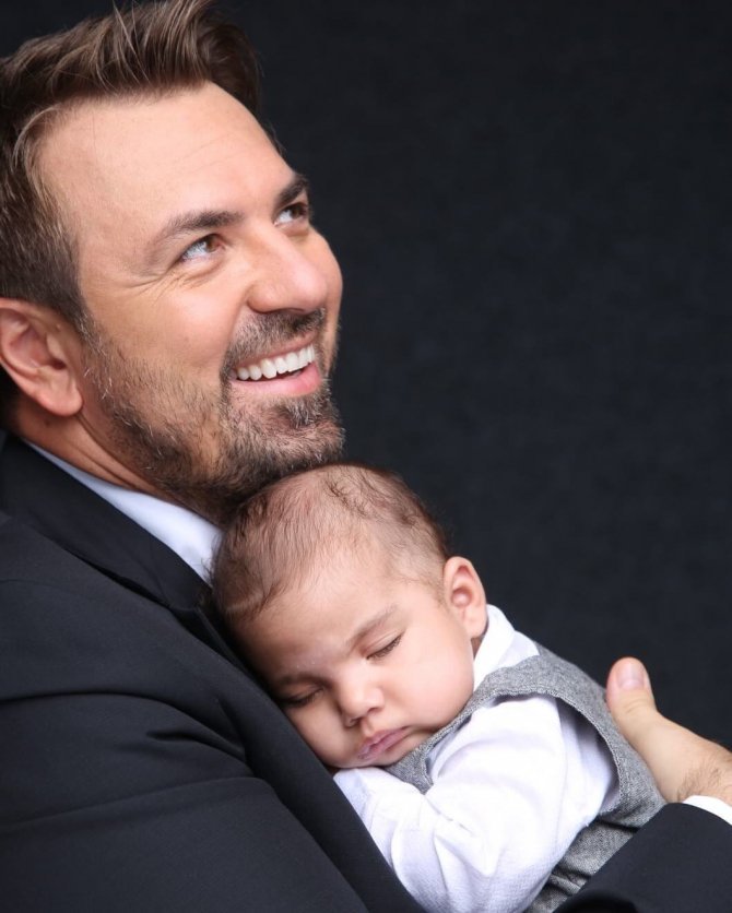 Horia Brenciu, împreună cu fiul lui, Toma