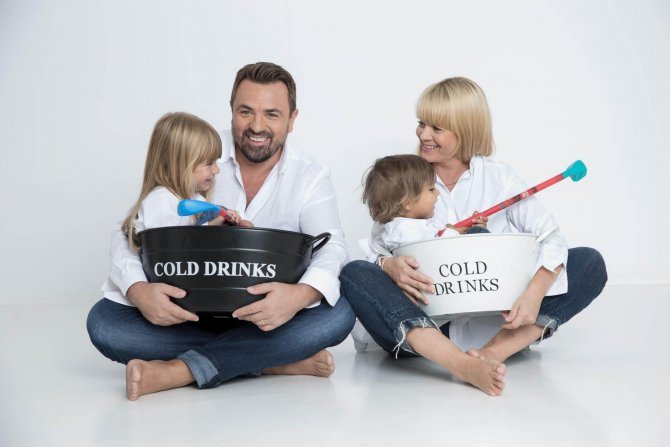 Horia Brenciu, împreună cu soţia şi doi dintre copiii lor