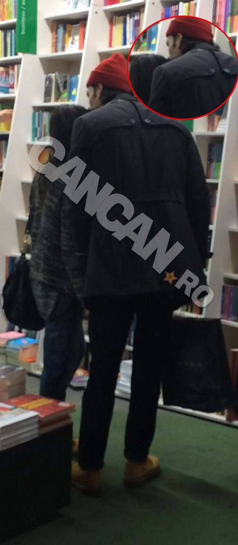 Fericit că are lângă el o iubită atât de înţelegătoare, Silviu Tolu o alintă cu un sărut pe creştet