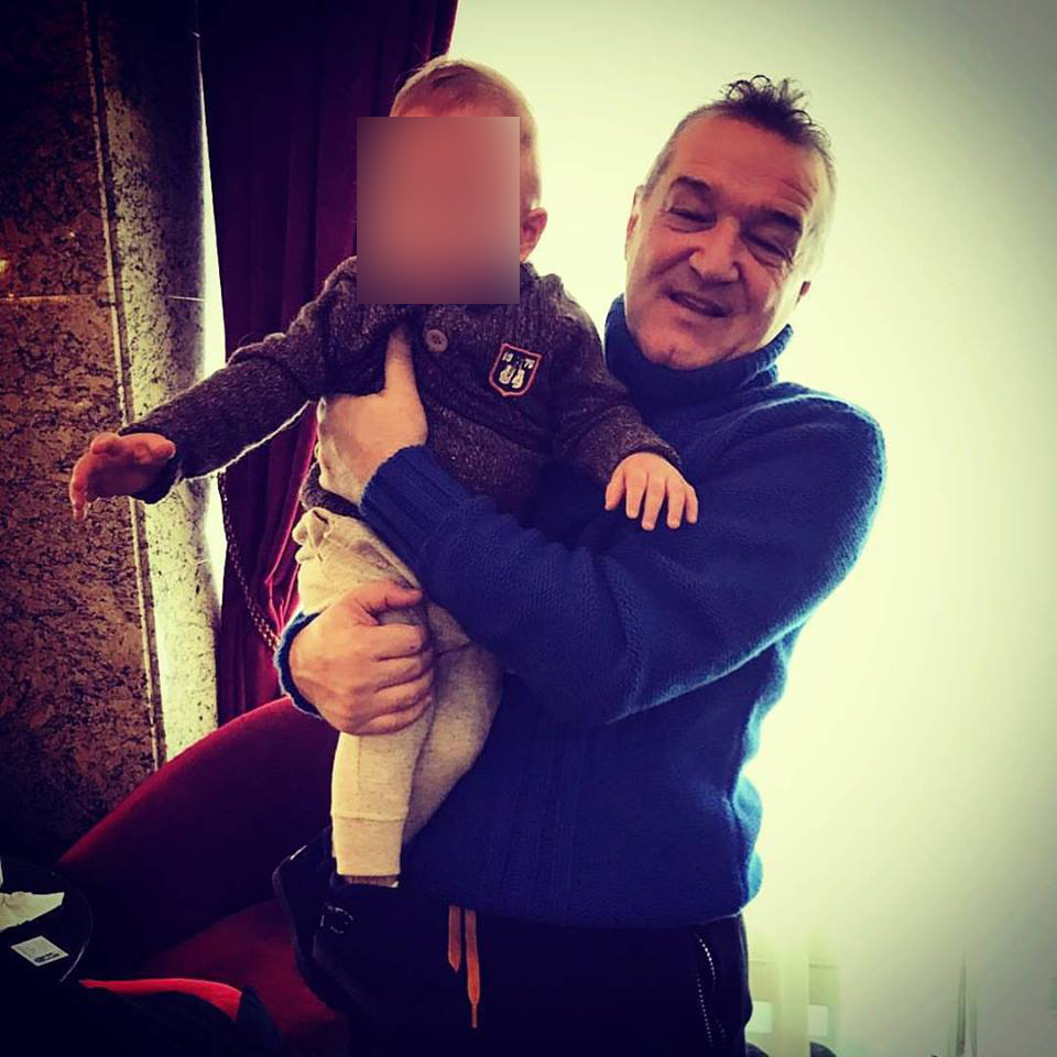 Rar apare Gigi Becali într-o astfel de ipostază.